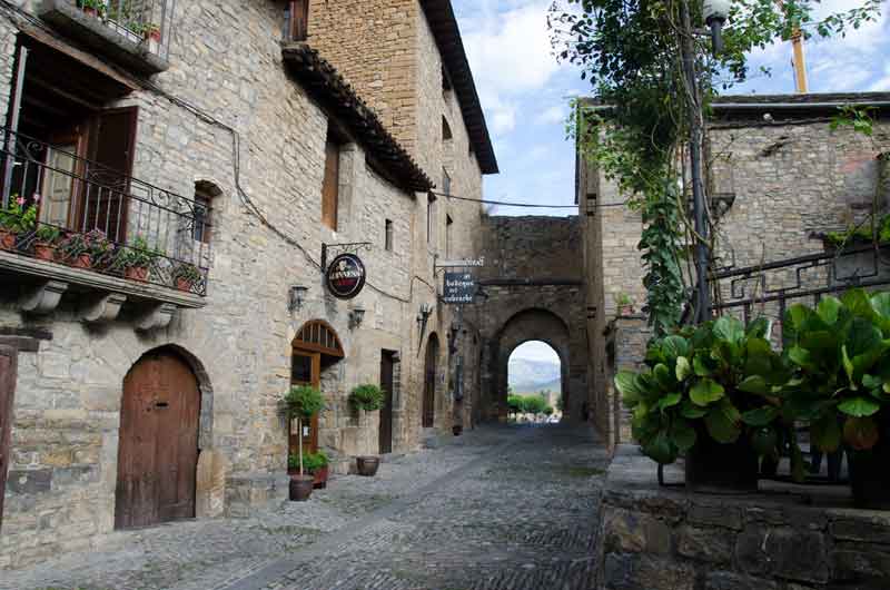 Huesca - Ainsa 26 - calle Mayor.jpg